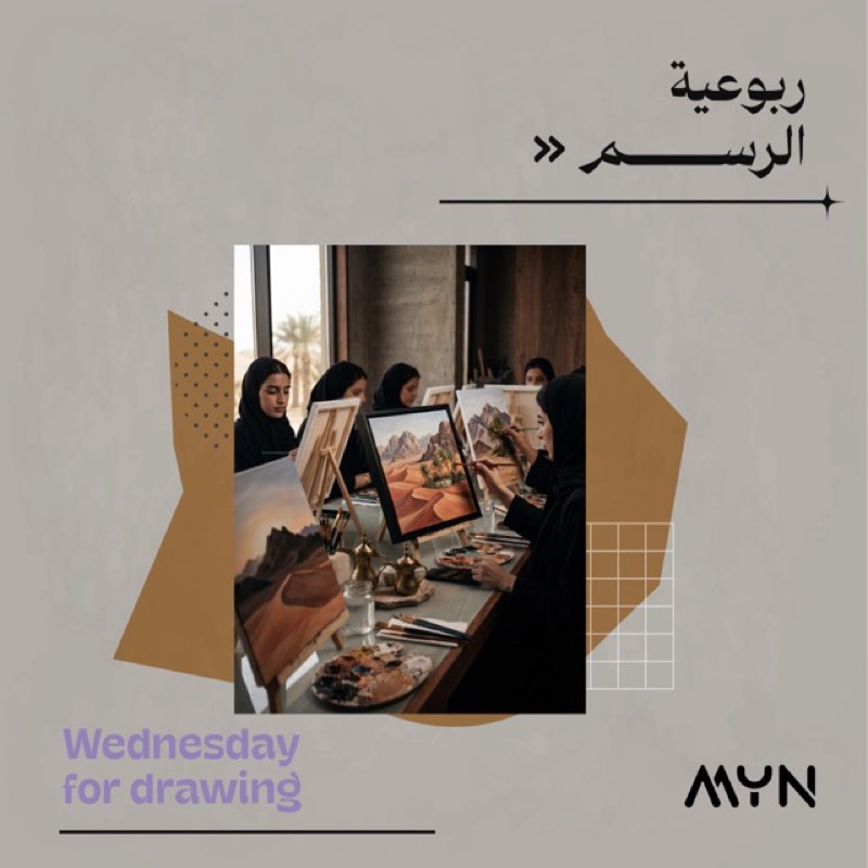 مجموعة يرسمون على حوامل داخل المرسم