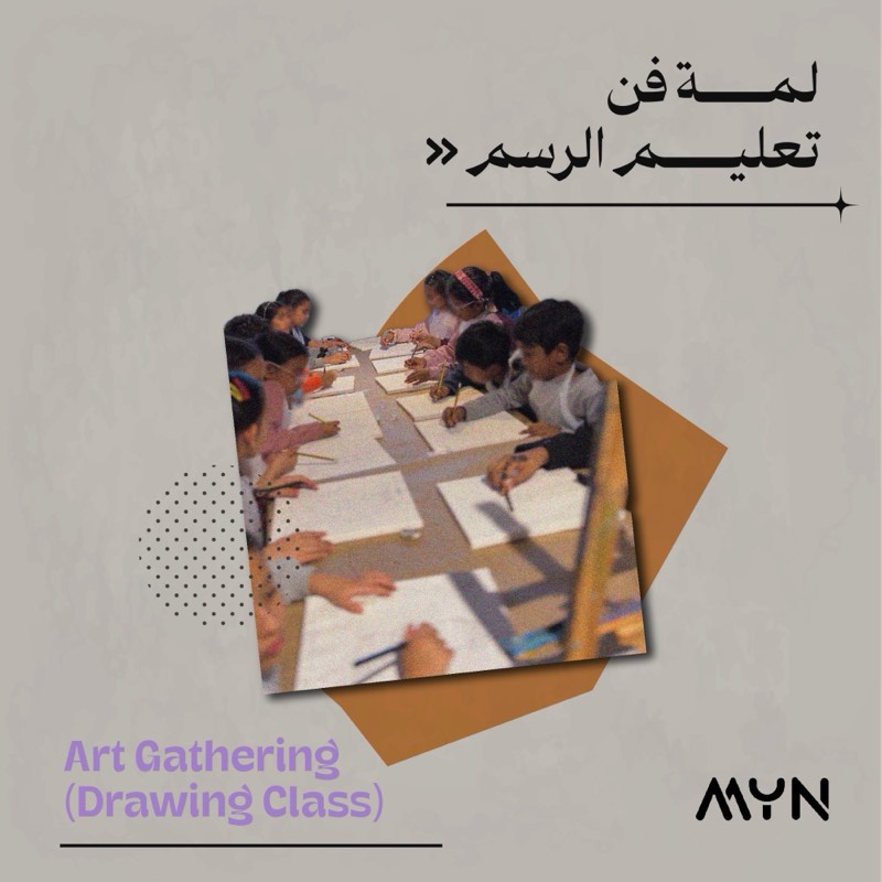 مجموعة أطفال يرسمون حول طاولة في المرسم